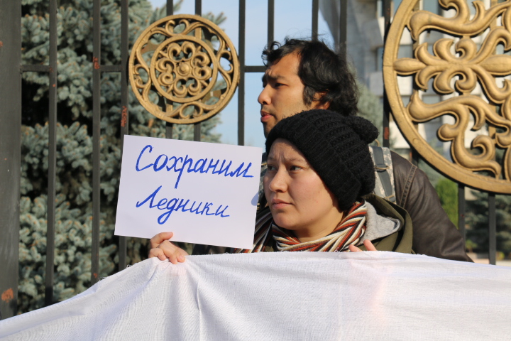 "Сохраним ледники" - пикет в Бишкеке 8 ноября; фото: Ц-1