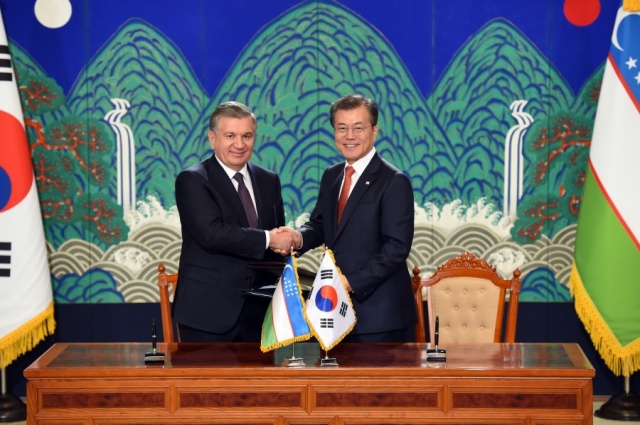 Президенты Узбекистана и Южной Кореи Шавкат Мирзиёев и Мун Чжэ Ин; фото: gov.uz