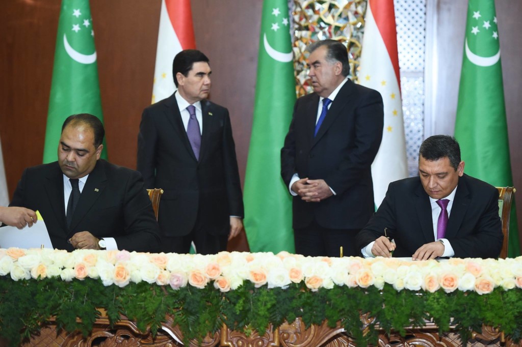 Подписание соглашений между Турменистаном и Таджикистаном; фото: ФБ пресс-службы президента РТ