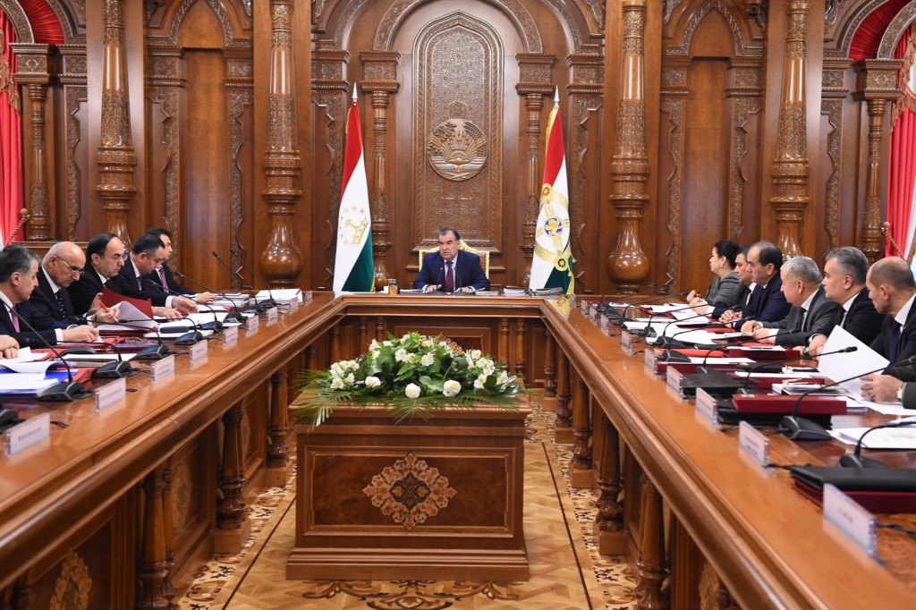 Президент Эмомали Рахмон на заседании правительства 28 ноября; фото: facebook.com/khadamotimatbuot