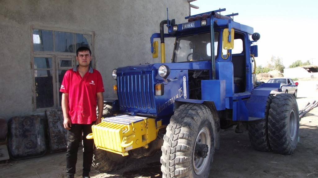 Шухрат Сувонов у трактора, названного в его честь; фото: Ц-1