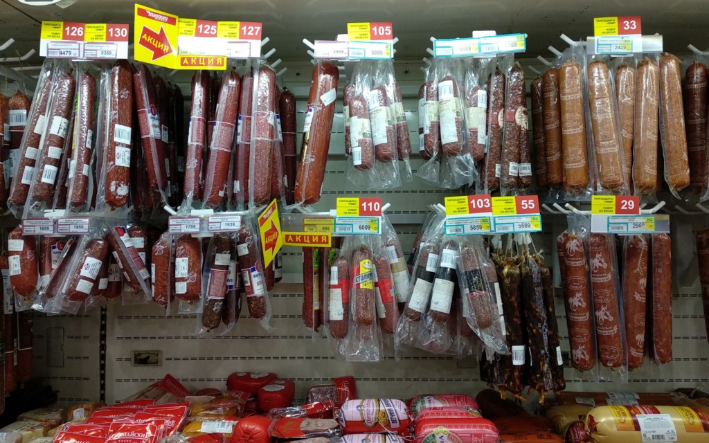 Колбасные изделия в супермаркете "Магнум" в Алматы; фото: Ц-1