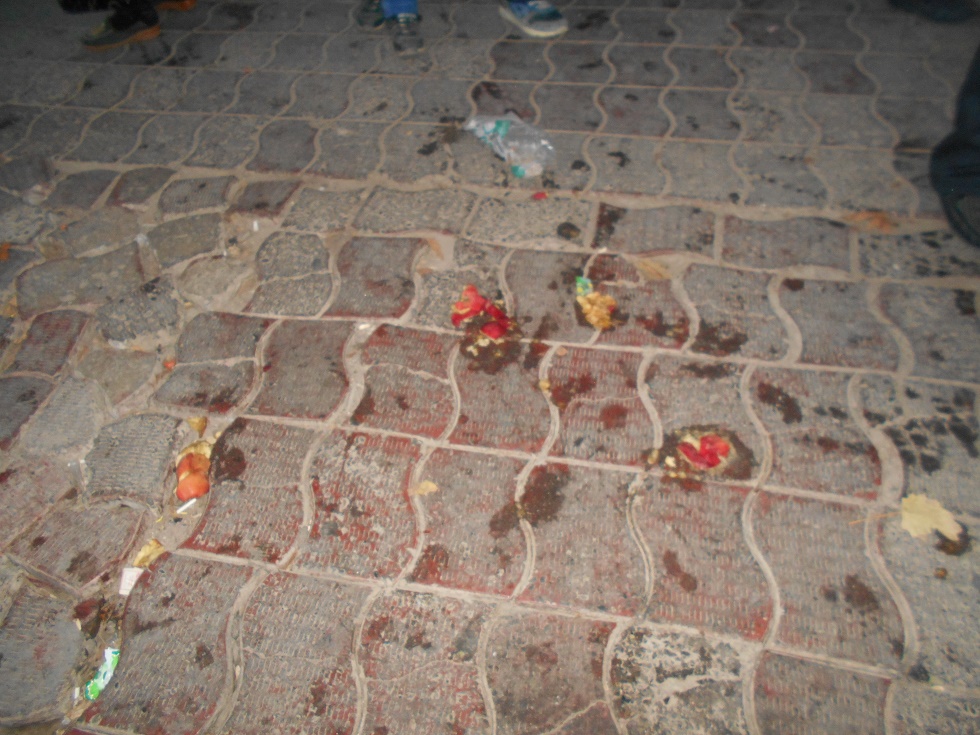 Следы милицейских ботинок на затоптанных фруктах; фото: ПАУ