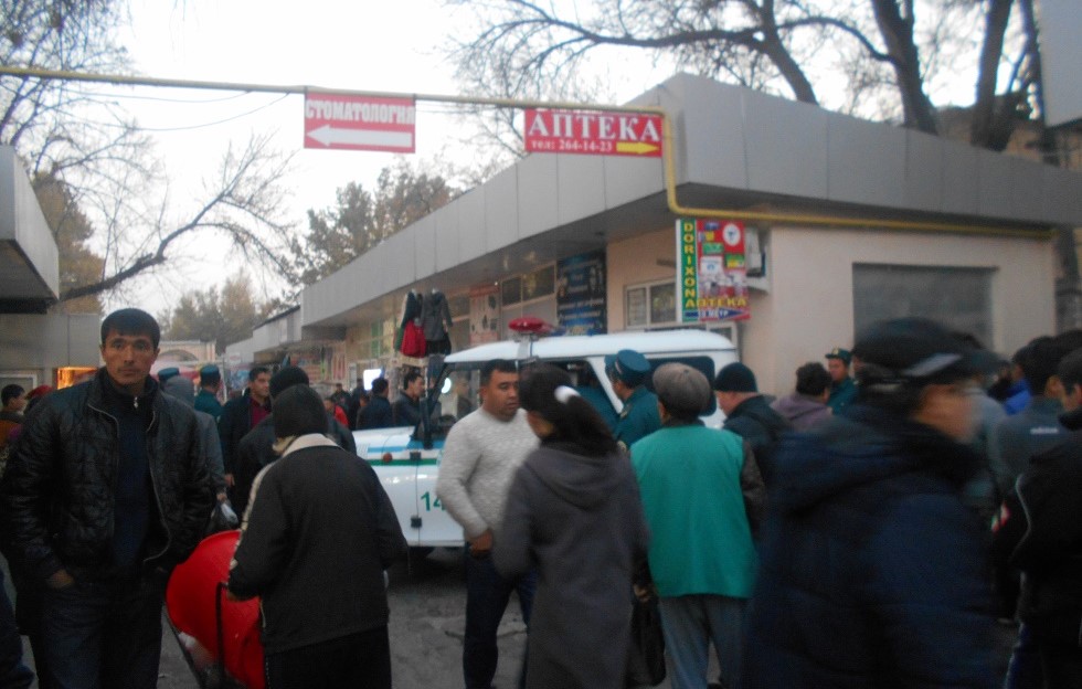 Суматоха на рынке "Ширин" в Ташкенте в связи с рейдом силовиков и контролеров; фото: ПАУ
