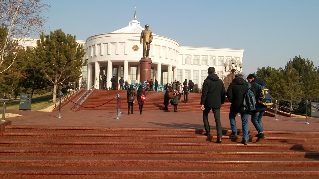 У мемориала Исламу Каримову в Ташкенте; фото: Ц-1