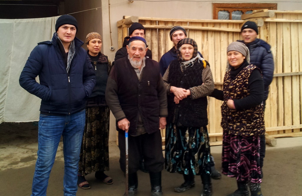 Дедушка Хусниддин Исомиддинов в центре, слева - Шохрух Закиров, Мухаммадин Хусниддинов на заднем плане первый справа; фото: семейный архив 