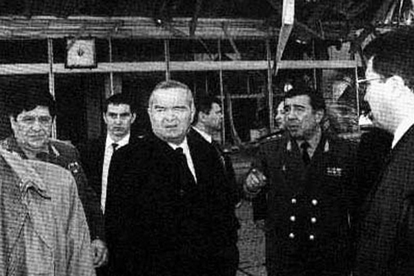 Ислам Каримова и два его верных силовика - Рустам Иноятов (слева) и Закиржон Алматов (справа) в 1999 году; фото: архив