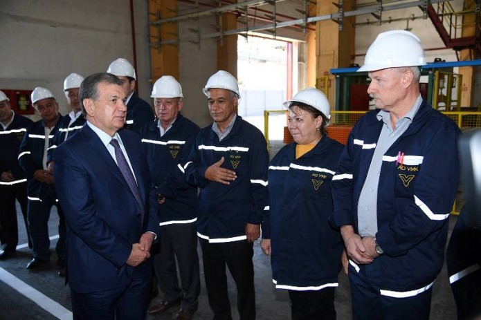 Президент Шавкат Мирзиёев в августе 2017 года на Узбекском металлургическом комбинате" в Бекабаде; фото: Uzreport