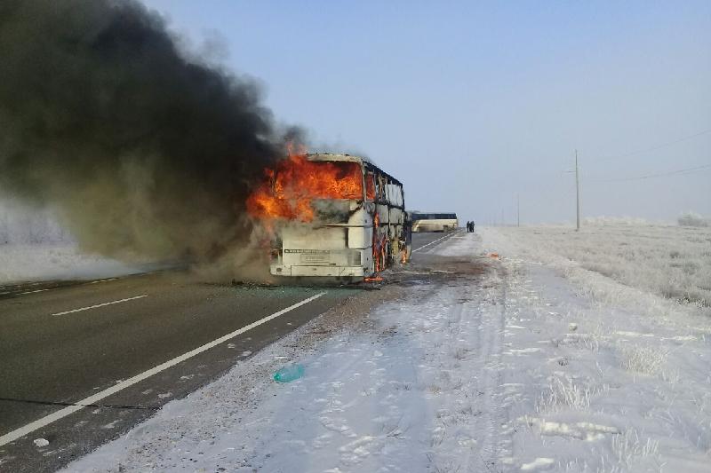 Автобус в огне; фото: МИА "Казинформ"