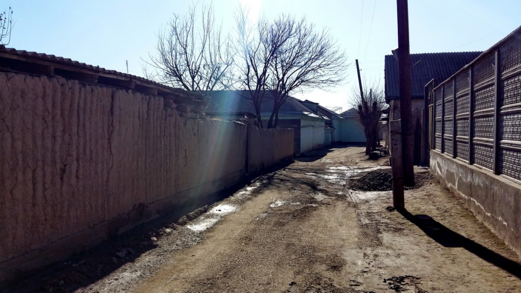 Опустевшие улицы кишлака Чиндовул - многолюдно только в домах погибших; фото: Ц-1