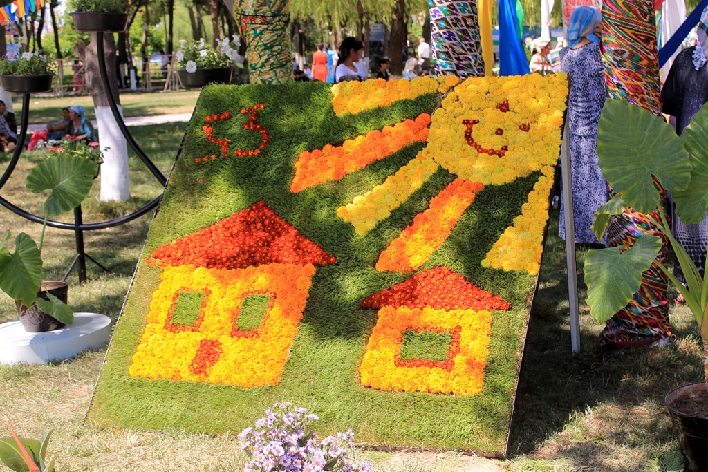 Цветочное пано на фестивале цветов в Намангане; Ц-1