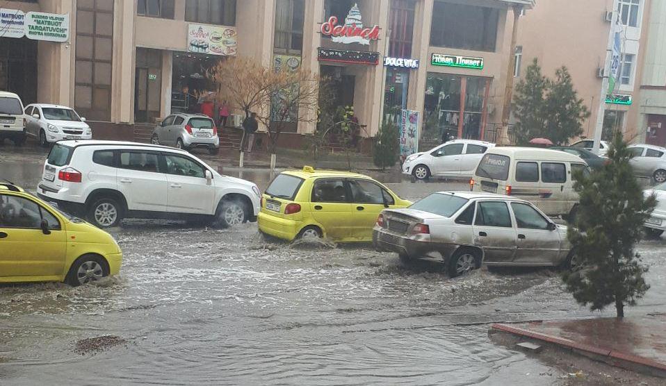 По затопленным улицам Бухары пробирается транспорт... Фото: Потребитель Бухары