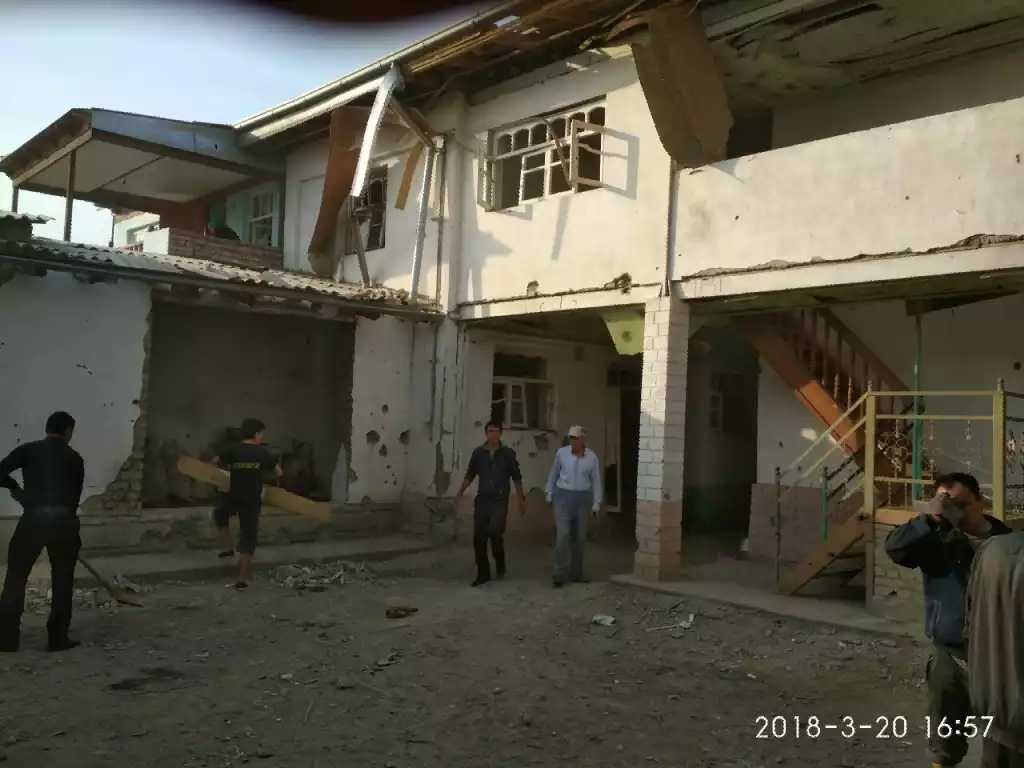 От взрыва вылетели окна в соседних домах; фото: кишлака Баяут