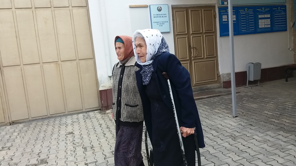 Матери подсудимых Бобомурода Абдуллаева и Хаётхана Насретдинова у Ташгорсуда 5 марта; фото: Ц-1