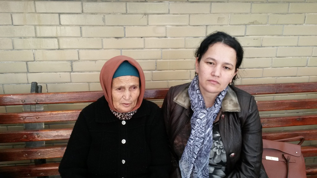 Мать и сестра Бобомурода Абдуллаева; фото: Ц-1