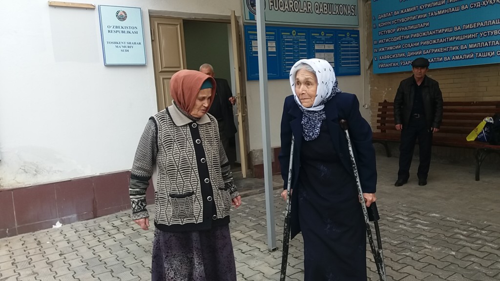 Мать Хаётхона Насретдинова Собура Толипова приходила в суд на костылях; фото: Ц-1