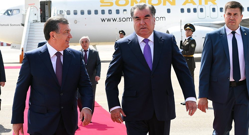 Президенты Узбекистана и Таджикистана Шавкат Мирзиёев и Эмомали Рахмон; фото: Спутник РТ