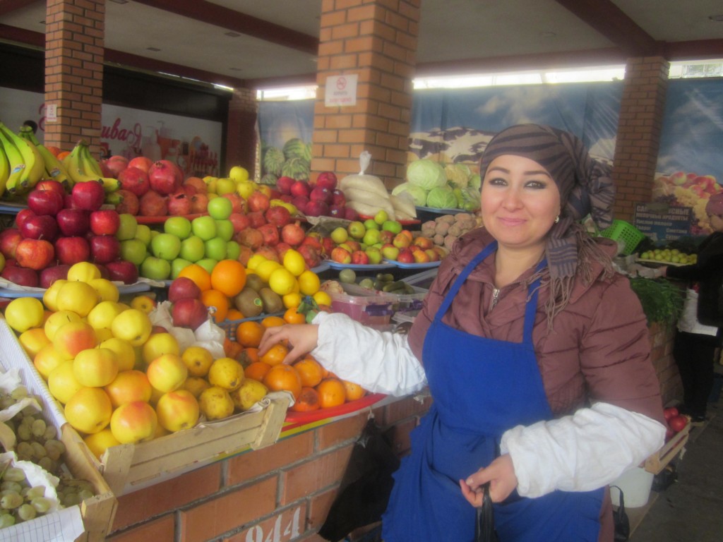 На базарах Узбекистана покупки упаковывают в бесплатные пакеты; фото: Ц-1