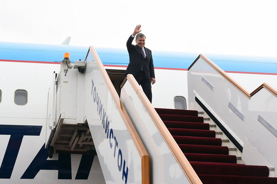 Президент РУз Шавкат Мирзиёев прибыл в Душанбе; фото: пресс-служба президента РТ