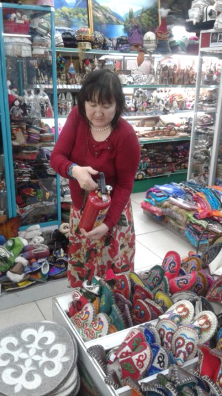 Продавщица в бишкекском ЦУМе; фото: Ц-1
