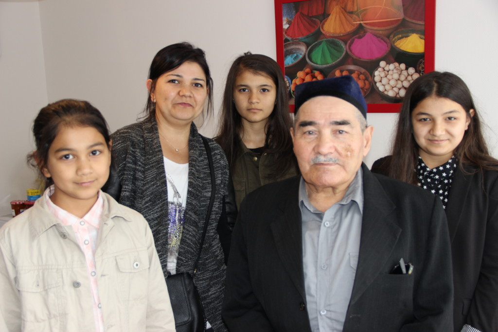 Талиб Якубов во Франции с детьми и внуками; фото: "Клуб пламенных сердец" 