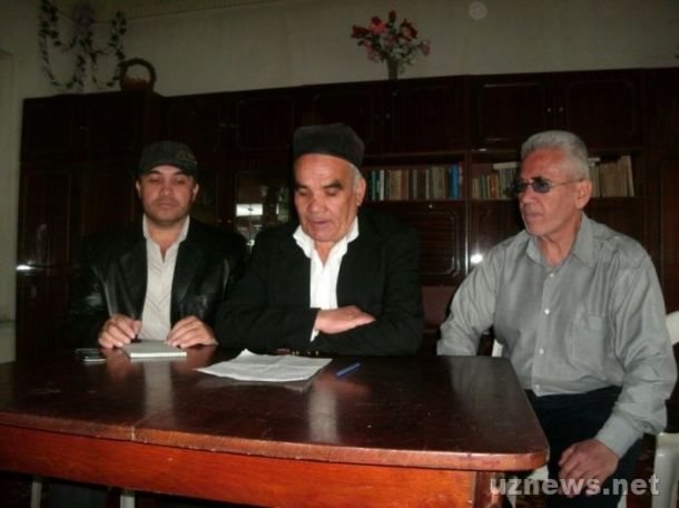Фахриддин Тилляева (слева), Нуриддин Джуманиязов и Абдулло Тоджибой-ушли создают профсоюз мардикоров и трудовых мигрантов в 2014 году; фото: Uznews.net