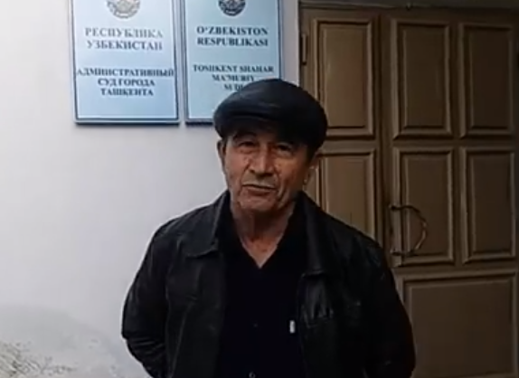 Агзам Тургунов у здания Ташгорсуда; фото: скринщот видео Малохат Эшанкуловой