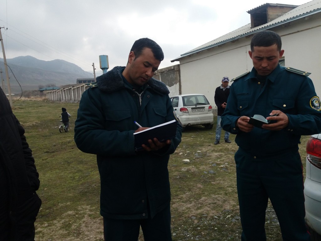 Участковые милиционеры в Бахмальском районе проверяют паспорт Малохат Эшанкуловой; фото: Ц-1