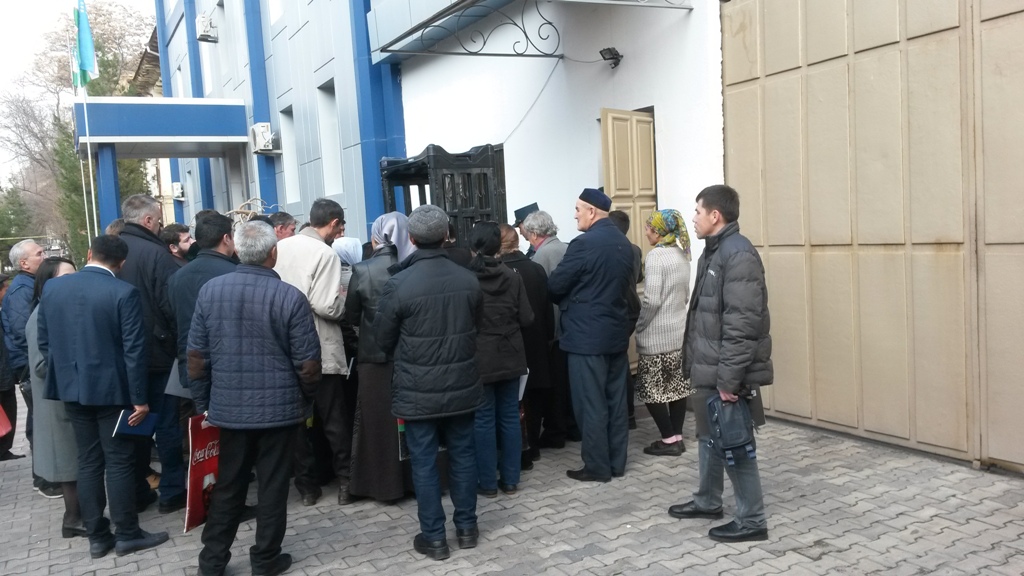 У входа в здание Ташгорсуда 7 марта 2018 года; фото: Ц-1