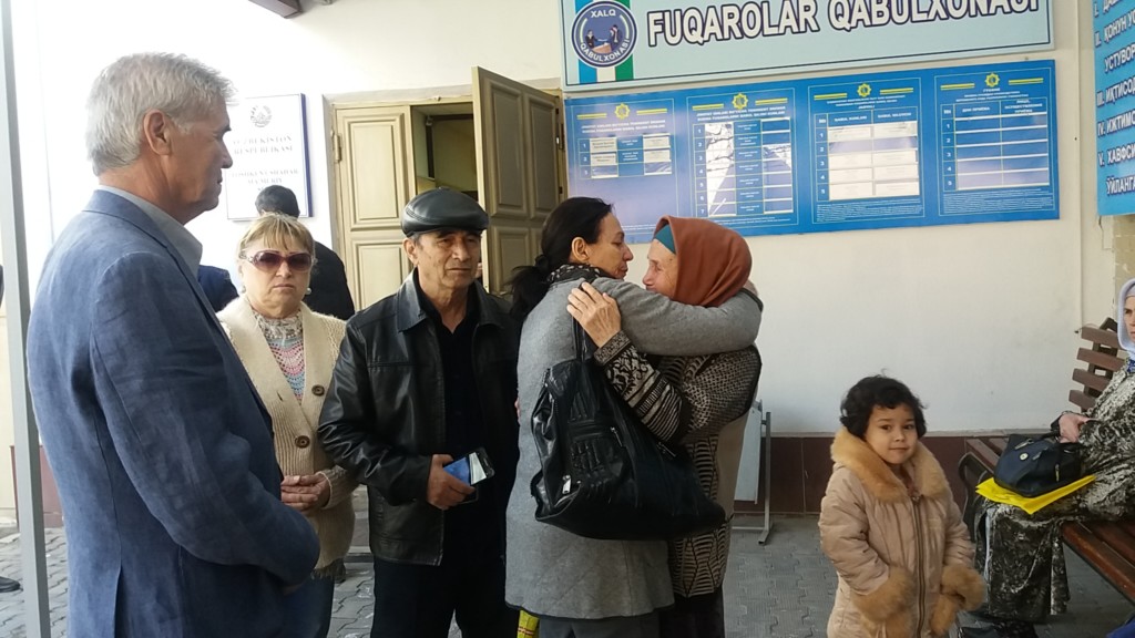Супруга Мухаммада Бекжана успокаивает мать Бобомурода; фото: Ц-1 