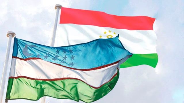 Флаги Узбекистана и Таджикистана; фото: Molbulak.ru