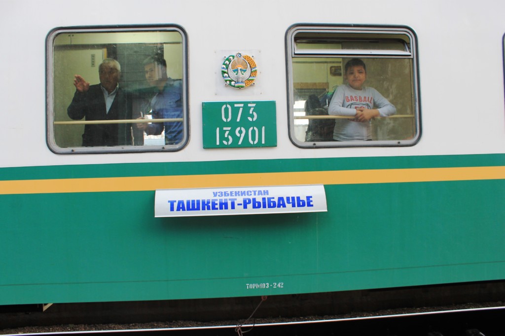 Поезд - Ташкент-Рыбачье - прибыл в Бишкек; фото: Ц-1