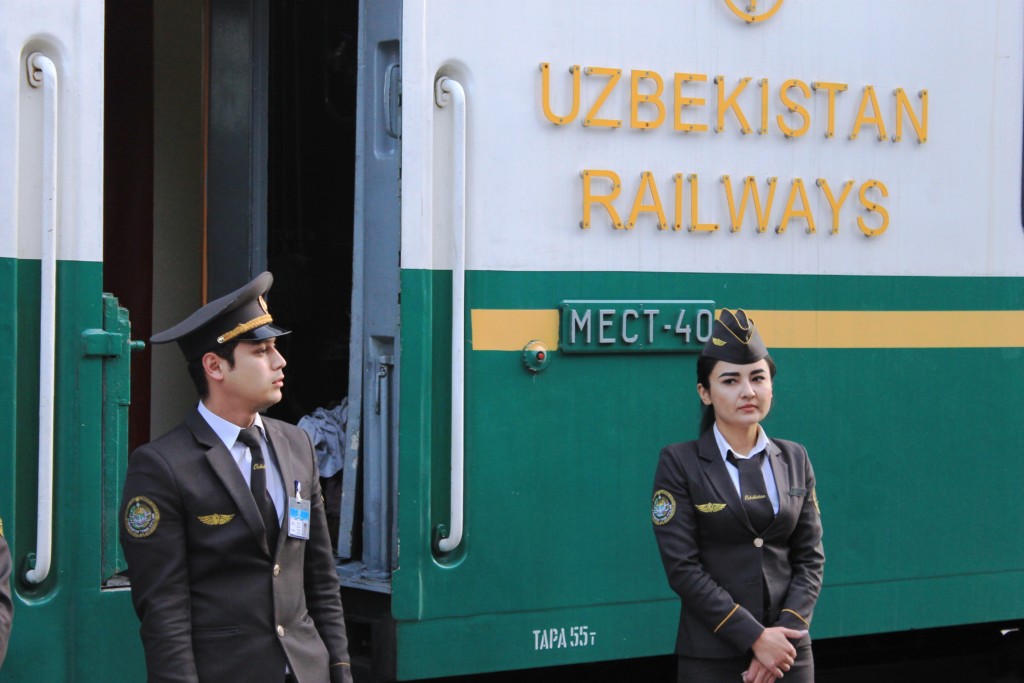 Поезд из Ташкента на перроне вокзала в Бишкеке; фото: Ц-1