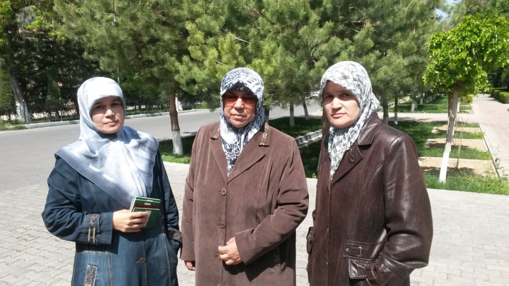 Родственники подсудимых у здания Ташгорсуда 11 апреля 2018 года; фото: Ц-1
