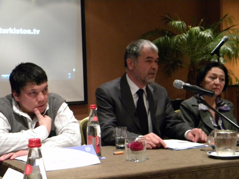 Мухаммадсалих Абутов, Мухаммад Салих и Дилором Исхакова в Брюсселе в 2009 году; фото: Uznews.net