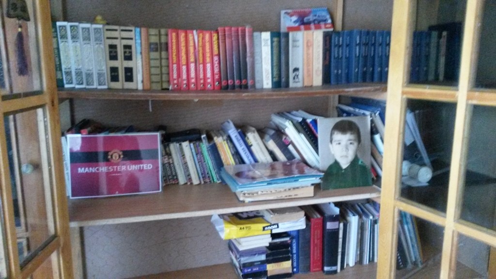 Библиотека Хаётхона в доме его матери; фото: Ц-1