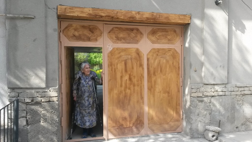 Собура Толипова в воротах своего дома в Ташкенте. Ждет сына... Фото: Ц-1