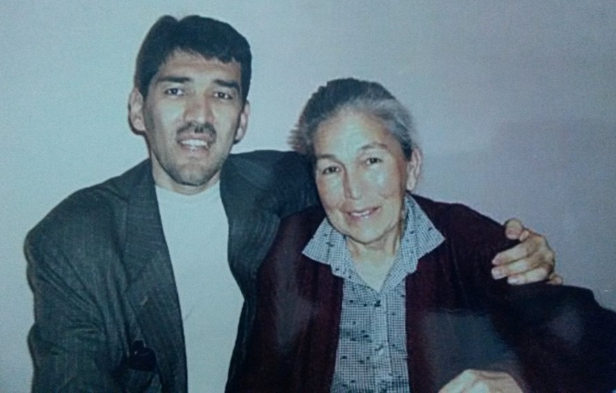 Хаётхон Насретдинов с матерью Собурой Толиповой; фото: семейный архив