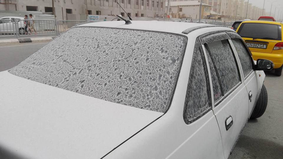Машина в Нукусе покрыта соляной корочкой; фото: Nuz.uz