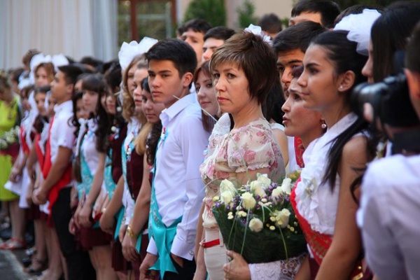Выпускной в специализированной школе №103 Чиланзарского райна Ташкента; фото: Gazeta.uz