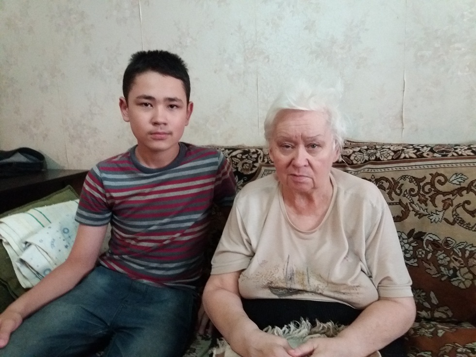 64-летняя пенсионерка Татьяна Вязьмина с внуком; фото: Ц-1