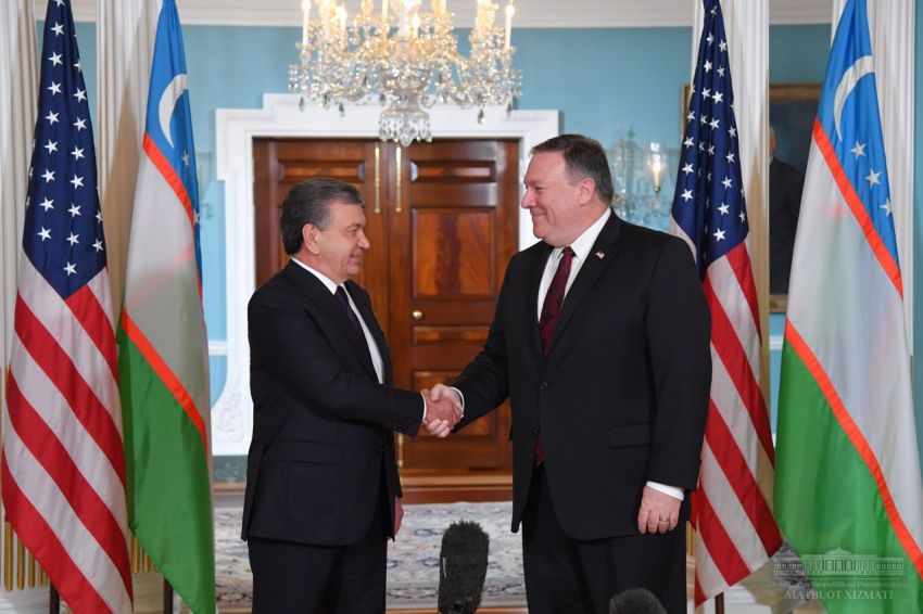 Шавкат Мирзиёев и Майкл Помпео в Госдепе США 17 мая 2018 года; фото: пресс-служба президента РУз