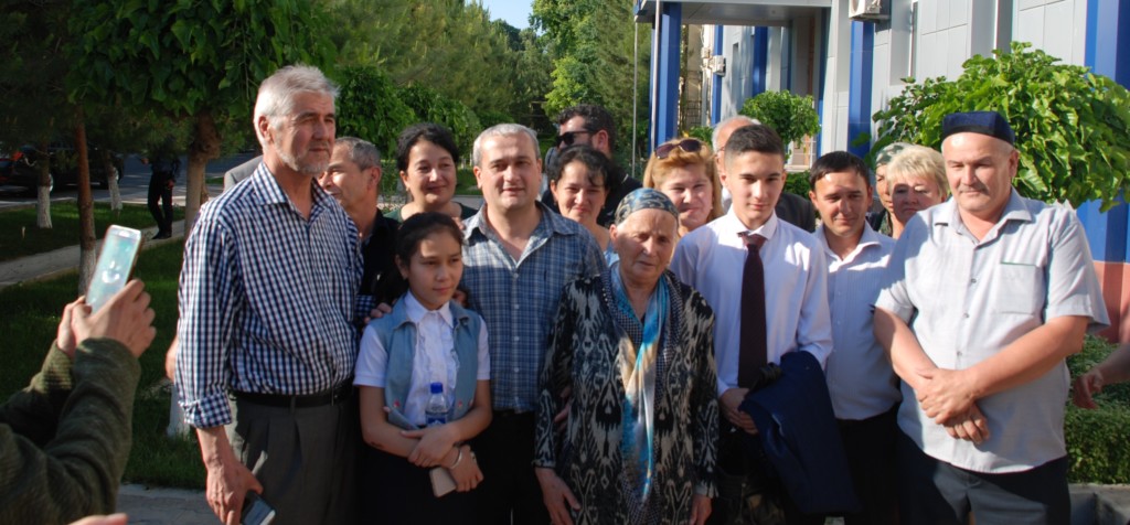 Бобомурод Абдуллаев с родными после освобождения из зала Ташгорсуда; фото: Ц-1