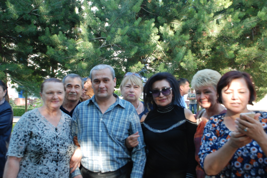 Правозащитницы Узбекистана с Бобомуродом; фото: Ц-1