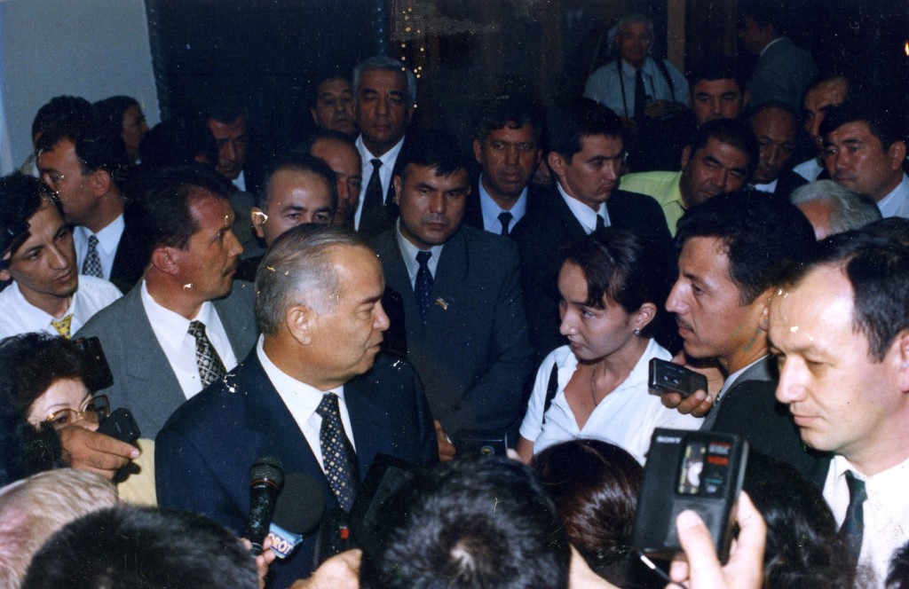 Галима Бухарбаева и президент Ислам Каримов в 2002 году; фото: архив ГБ