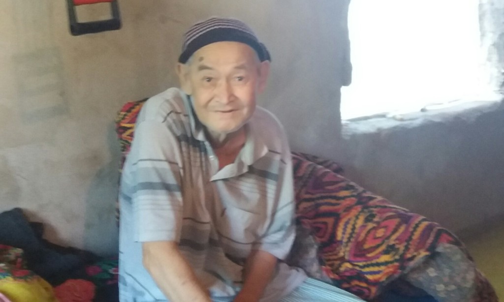 Хуррам Турдыев - пенсионер и инвалид из Шурчи; фото: Малохат Эшанкулова