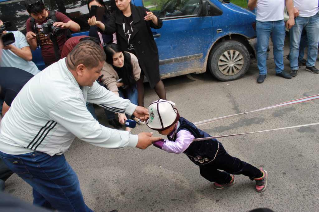 Пятилетний Нуркыргыз тянет джип в Бишкеке; фото: Ц-1