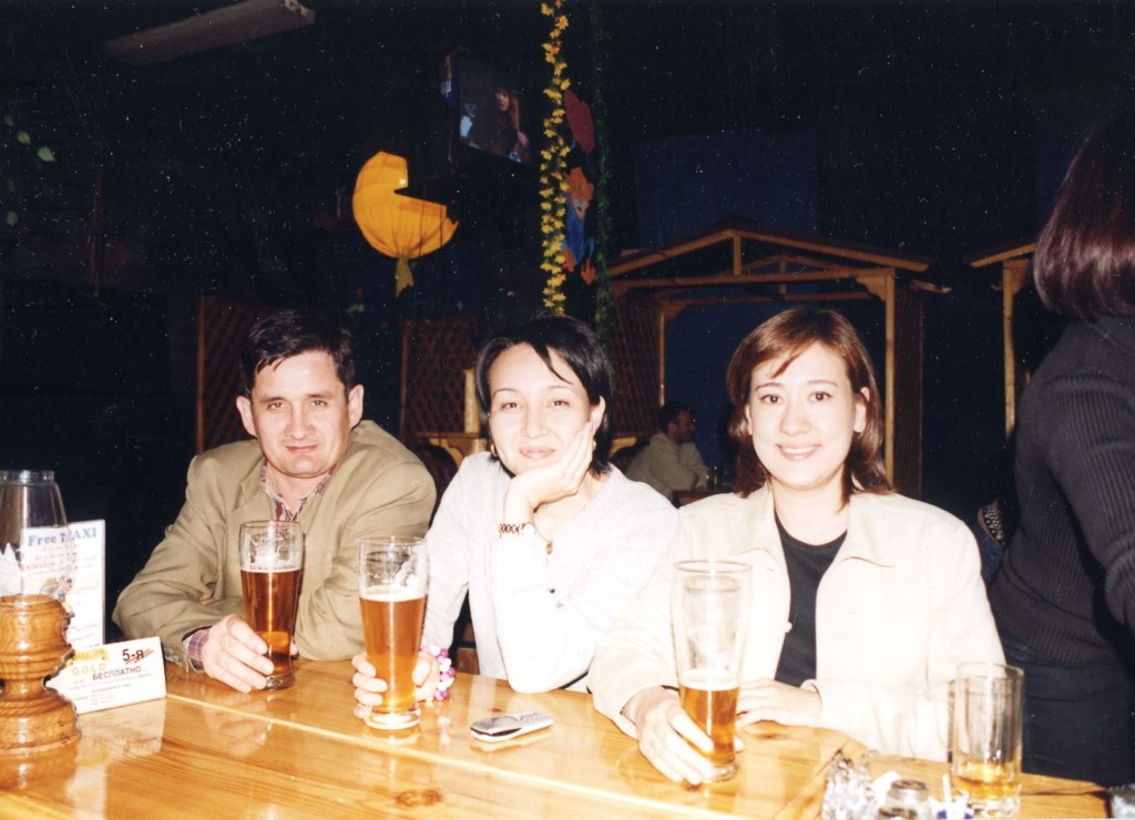 Одни из изгнанных узбекистанцев: журналисты Кудрат Бабаджанов и Галима Бухарбаева, и активистка Умида Ниязова в Ташкенте в 2004 году; архив Ц-1