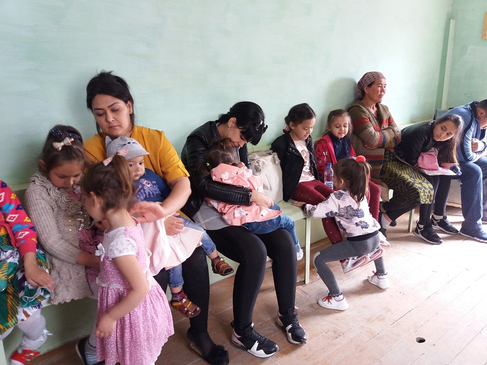 Прежнее ожидание свидания в колонии. Наталья Сайфуллаева (вторая слева) кормит ребенка грудью