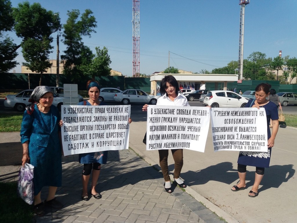 Пикет у посольства США в Ташкенте 15 мая; фото: Малохат Эшанкуловой
